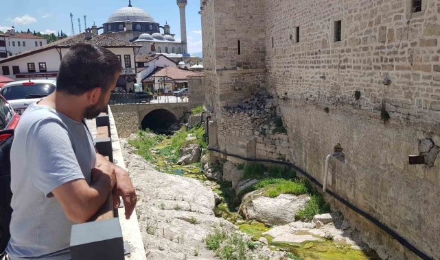 Turizm için açılan Akçasu Deresi yosunla kaplandı