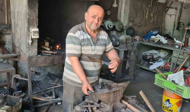 Türkiye'deki sayılı birkaç ustadan biri; yaptığı bıçaklar çiviyi kesiyor