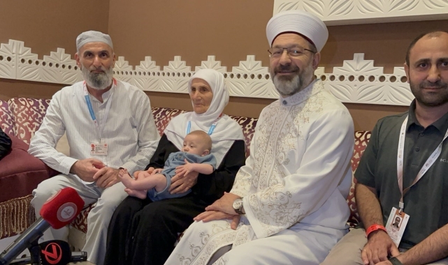 Türkiye'den en yaşlı hacı adayı ile en küçük misafir Mekke'de bir araya geldi