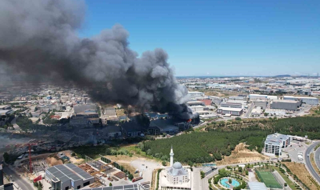 Tuzla'da yanan fabrika havadan görüntülendi