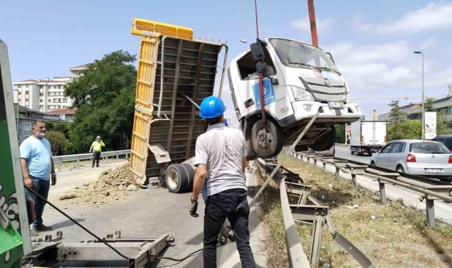 Ümraniye'de hafriyat yüklü kamyon refüje çıktı