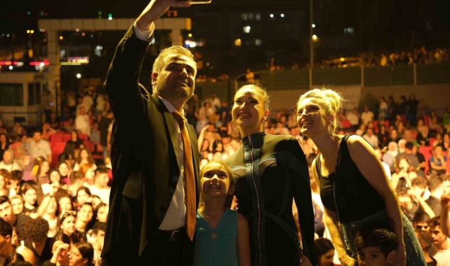 Ünlü şarkıcı Ece Umay, öğrenciler için sahne aldı