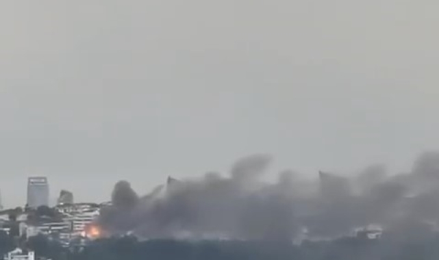 Üsküdar'da ahşap bina alev alev yandı