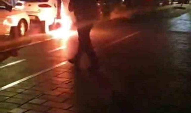 Üsküdar'da elektrik direğinde çıkan yangın korkuttu