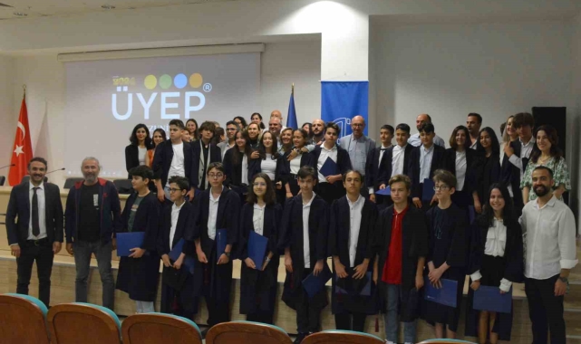 Üstün yetenekli öğrenciler mezuniyet sevinci yaşadı