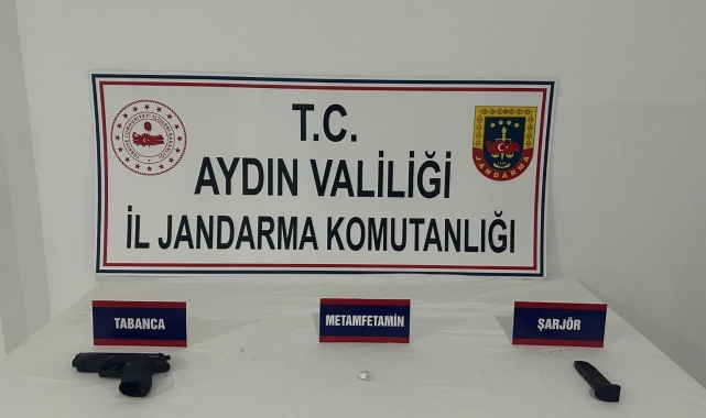 Üzerinde uyuşturucu ve silahla yakalandılar