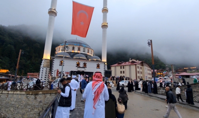 Uzungöl'de bayram yoğunluğu: Kilometrelerce araç kuyruğu oluştu