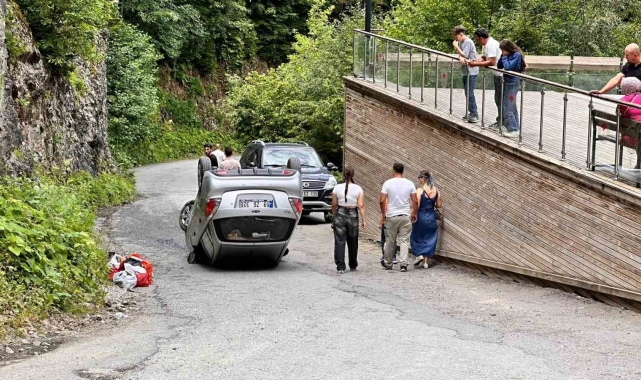 Uzungöl'de faciadan dönüldü: Freni tutmayan otomobil takla attı
