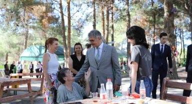 Vali Çelik'ten huzurevi ve çocuk evleri sakinlerine bayram ziyareti