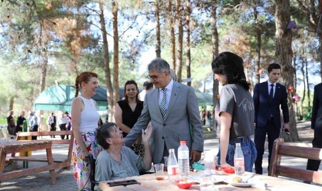 Vali Çelik'ten huzurevi ve çocuk evleri sakinlerine bayram ziyareti
