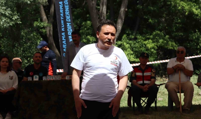 Vali Çiçek gençlerin kampına misafir oldu, şarkı söyleyerek oyun oynadı