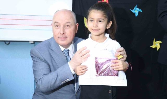 Vali Coşkun miniklerin karne heyecanına ortak oldu
