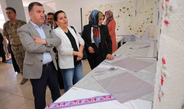 Vali Eldivan yılsonu sergilerinin açılışını yaptı