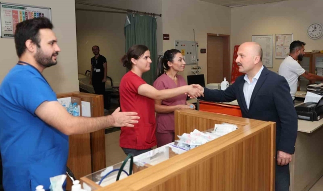 Vali Varol, hastane çalışanlarının bayramını kutladı