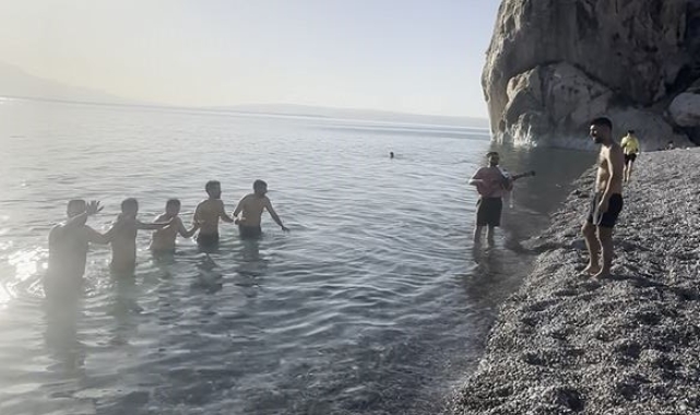 Van Gölü'nde halaylı sezon açılışı