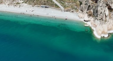 Van Gölü'nün masmavi suları ziyaretçilerini ağırlıyor
