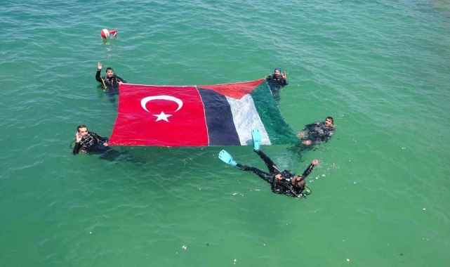 Van Gölü'nün yüzeyinde Türk ve Filistin bayrakları açıldı