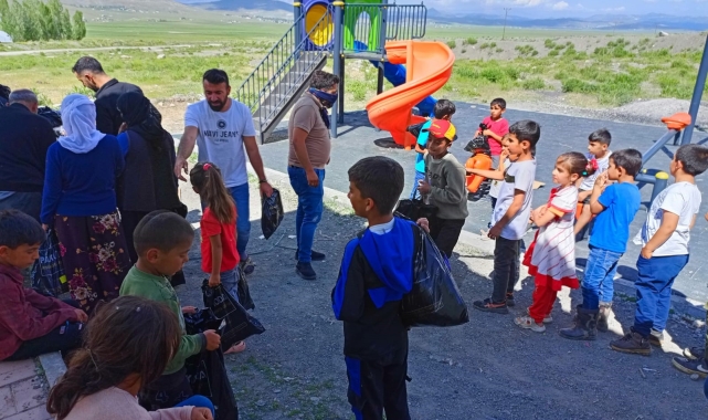 Van'da çocuklar bayram heyecanını erken yaşadı