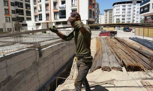 Van'da inşaat işçilerinin sıcaklarla mücadelesi başladı