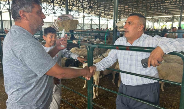 Vatandaş Arefe günü kurban pazarına akın etti