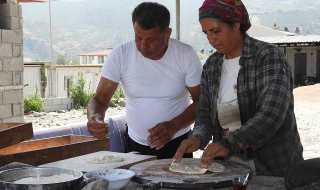 Vefakar çift, kavurucu sıcakta evlatlarını okutabilmek için tandır başında ter döküyor