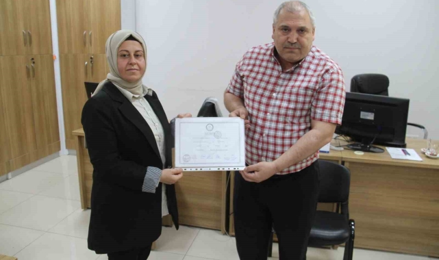 Vefat eden eşinin yerine muhtar seçildi, mazbatasını aldı