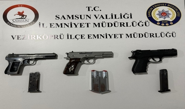 Vezirköprü'de araçlarında ruhsatsız tabanca bulunan 2 zanlı yakalandı