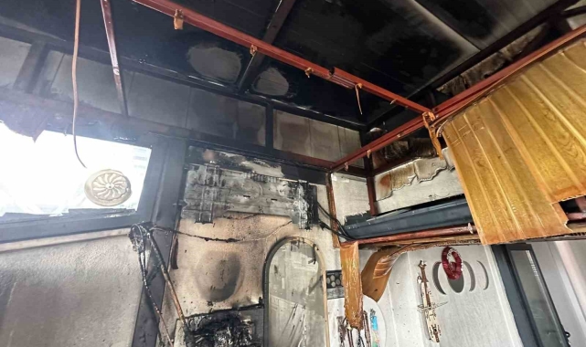 Yalova'da çatı katında çıkan yangını itfaiye söndürdü