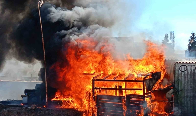 Yalova'da oto lastik dükkanı alevlere teslim oldu