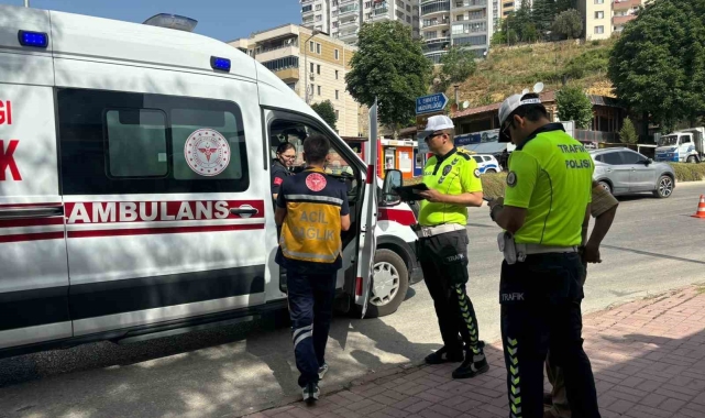 Yayaya yol vermek için duran araca arkasındaki araç çarptı, 1 yaralı