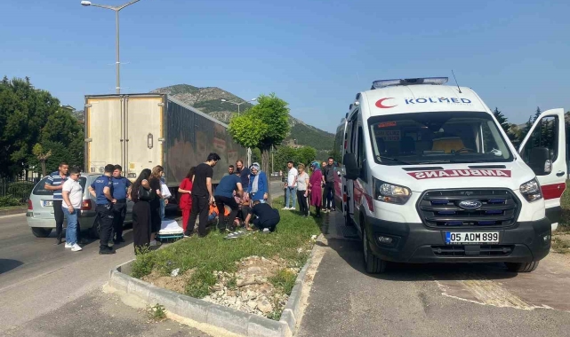 Yayaya yol vermek için yavaşlayan tıra peşinden gelen otomobil çarptı: 1 yaralı