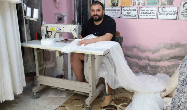 Yemek masasının altında yaşama tutunan depremzede Ali, protez bacağıyla ekmek parasını kazanıyor