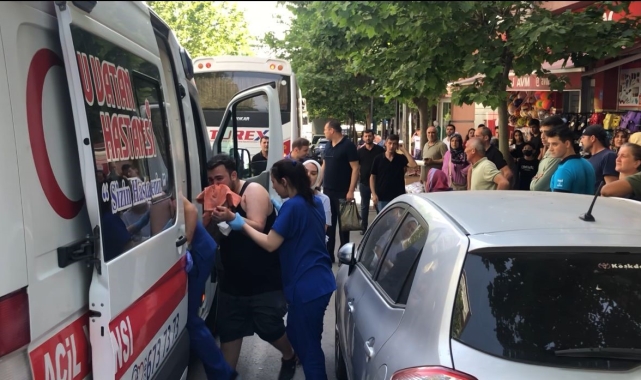 Yere çöp attı diye uyardığı kişiyle girdiği kavgada bıçaklandı... O anlar kamerada