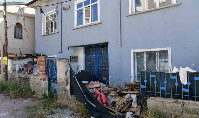 Yeşilyurt'ta bir evde 7 kamyon çöp çıktı