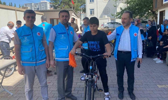Yetim öğrencilere bisiklet dağıtımı yapıldı