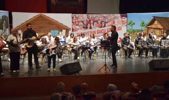 Yıl sonu gösterilerinde renkli sahneler
