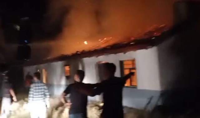 Yıldırım düşen besihanede yangın çıktı, 5 kişi korkudan hastanelik oldu