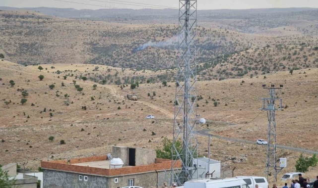 Yıldırım düşmesi sonucu çıkan yangına müdahale devam ediyor
