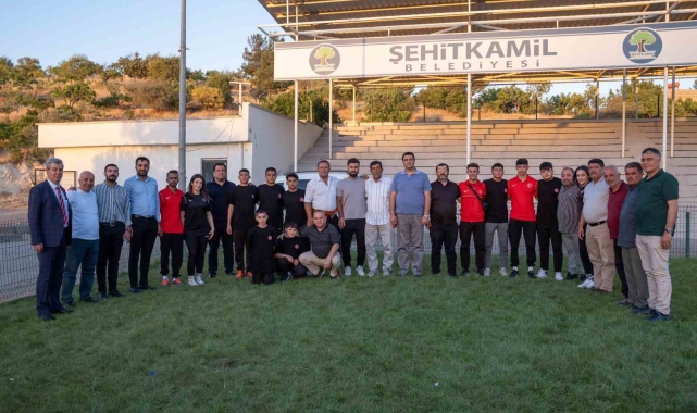 Yılmaz, dereceye giren güreşçileri ödüllendirdi