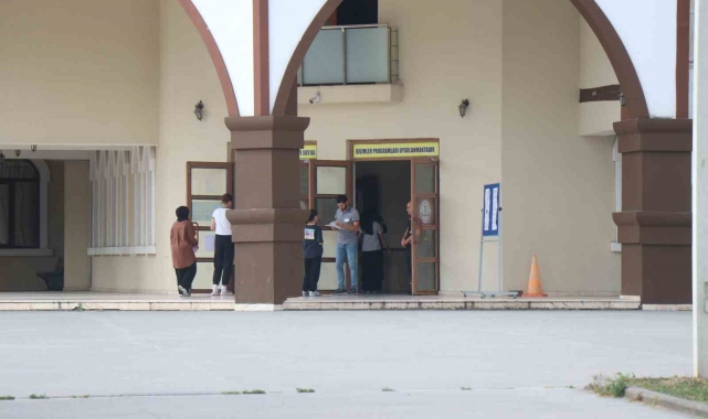 YKS'nin ikinci oturumu başladı: Öğrenciler sıralarda veliler dışarıda ter döküyor