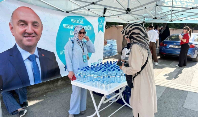 YKS'ye giren öğrencilere su dağıtıldı
