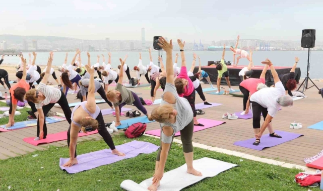 Yoga tutkunları Bayraklı'da buluştu