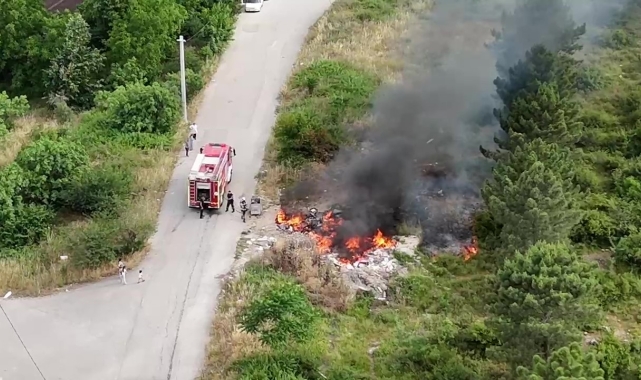 Yol kenarına bırakılan atıklar yangına sebep oldu