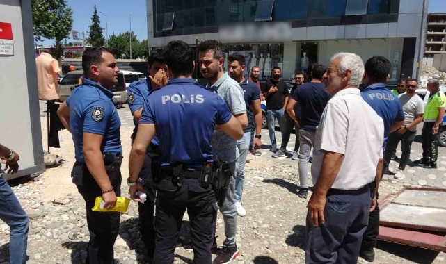 Yol verme kavgasını ayırmaya çalışan polis yaralandı