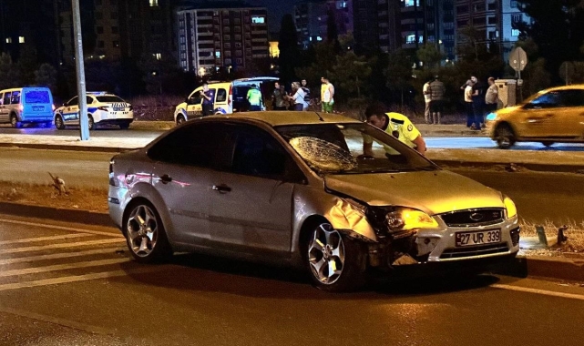 Yolun karşısına geçmek isteyen çifte otomobil çarptı: 1'i ağır 2 yaralı