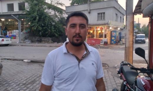 Yolun ortasında ölümü bekleyen 1 metrelik yılana yardım eli