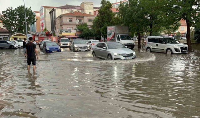 Yozgat Yerköy'de sağanak yağış sonrası yollar göle döndü