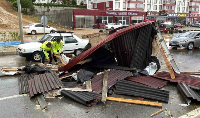 Yozgat'ta fırtına çatıları uçurdu