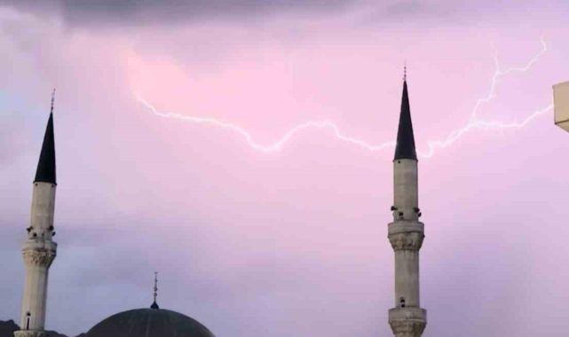 Yüksekova'da cami minareleri arkasında çakan şimşeklerden görsel şölen