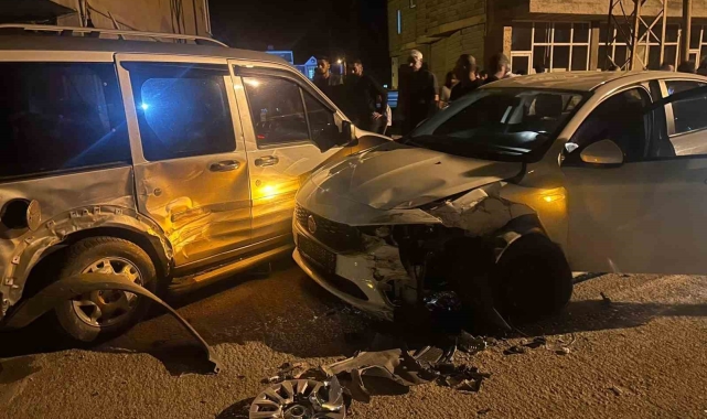 Yüksekova'da iki araç çarpıştı: 1 yaralı